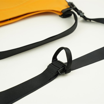MONOCO OUTLET｜【17,380円→12,166円】身軽に動ける、薄くて軽い「ショルダーバッグ」｜Cradeloc