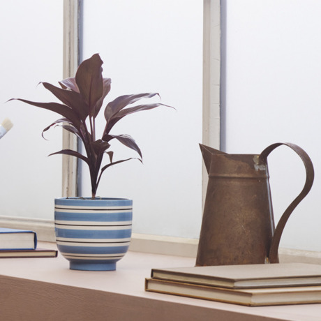 MONOCO OUTLET｜【6,820円→4,774円】デンマーク発、植物までインテリアになる「手描きストライプの植木鉢」｜Kähler