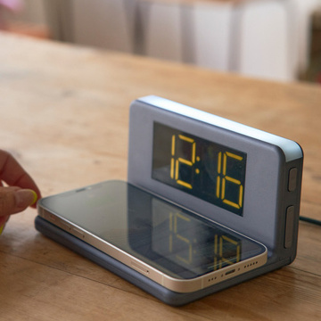 MONOCO OUTLET｜【4,950円→3,039円】置くだけ充電、ベッドサイドすっきり。「ワイヤレス充電クロック」｜RELAX