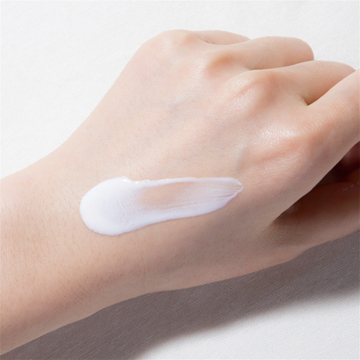 MONOCO OUTLET｜【2,420円→1,694円】 SPF50+ PA+++ さらりと伸びる、ノンケミカル処方の「UVバリア モイストミルク アロマイン」｜MAMA BUTTER