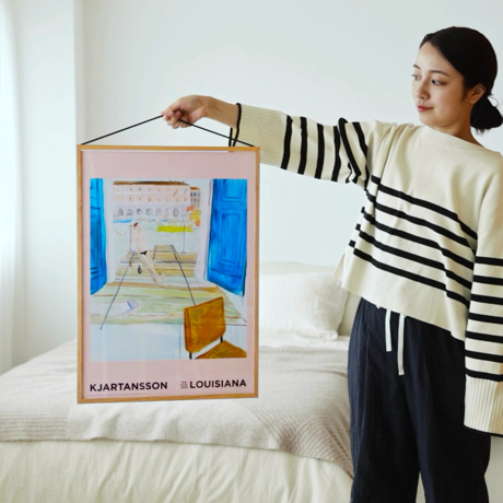 世界一美しい美術館を、暮らしの一角に｜《A2フレーム／オーク》ネジも留め具もない、縦横・表裏で飾れる「アートフレーム」｜MOEBE