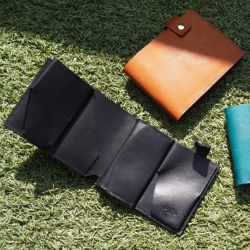 MONOCO OUTLET｜【25,300円→17,710円】 中身を入れても薄いまま、本革コンパクト二つ折り財布｜LEAFLIC