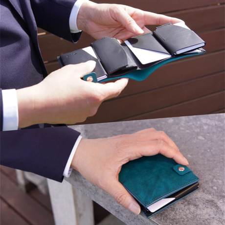 MONOCO OUTLET｜【25,300円→17,710円】 中身を入れても薄いまま、本革コンパクト二つ折り財布｜LEAFLIC
