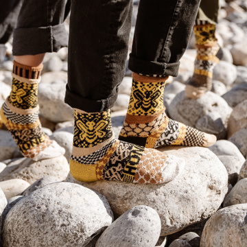 足元ハッピー！ 未来に“ちょい足し”｜楽しい、かわいい、チャリティーソックス｜SOLMATE SOCKS｜ハニービー／L（27-29）