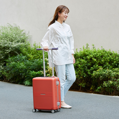 一緒に“歩きたい”スーツケース｜“気の利く”設計が、あなたの旅路に寄り添う