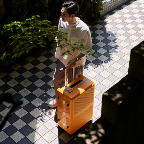 一緒に“歩きたい”スーツケース｜“気の利く”設計が、あなたの旅路に寄り添う