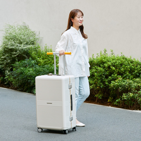 一緒に“歩きたい”スーツケース｜“気の利く”設計が、あなたの旅路に寄り添う