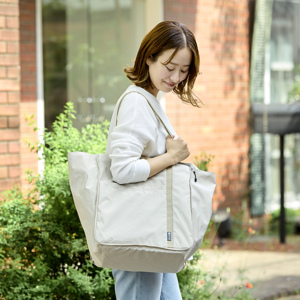 行きは「ぺたんこバッグ」、帰りは「買い物カゴ」 | ファスナーを開くと、トートの容量は“16倍”に