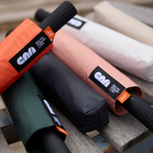 コンパクトで頑丈！持ち運びが苦にならない折り畳み傘