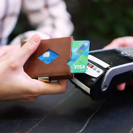 旅行好きな方へのプレゼントに、おしゃれで便利なグッズ16選｜バッグやリラックスグッズ、スマホ撮影グッズなど