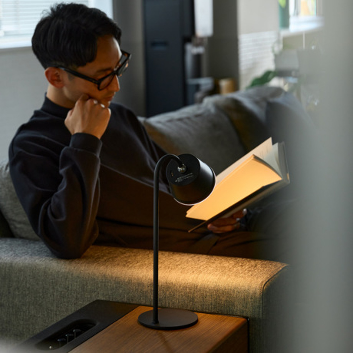 “読書はベッド派”のあなたに。読書がはかどる読書灯のススメ 暗い寝室でも快適に読書ができる、おすすめライトを | MONOCO
