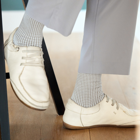 靴下を男性にプレゼントするなら、おしゃれ&高機能なものを｜ビジネス用からカジュアルなタイプまでご紹介