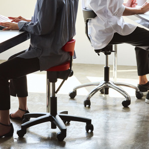腰痛でお悩みのあなたに、おすすめの椅子をご紹介！