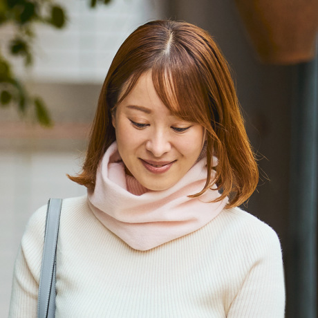 カシミヤ、巻かずにスポン！｜なめらか極細毛、すっきり軽い着け心地