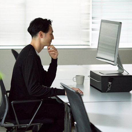 パソコンの利用が驚くほど楽ちんになる便利なグッズ14選｜折りたためるマウスや、ガジェット収納グッズなど