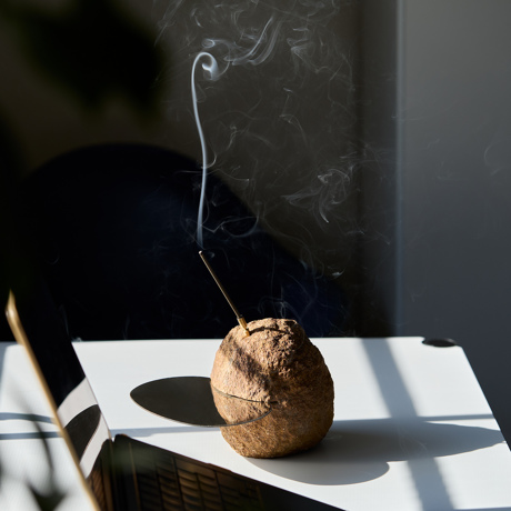 ウッド系ルームフレグランスで、部屋を心地よい香りに｜キャンドル、ミストなど、さまざまなタイプをご紹介