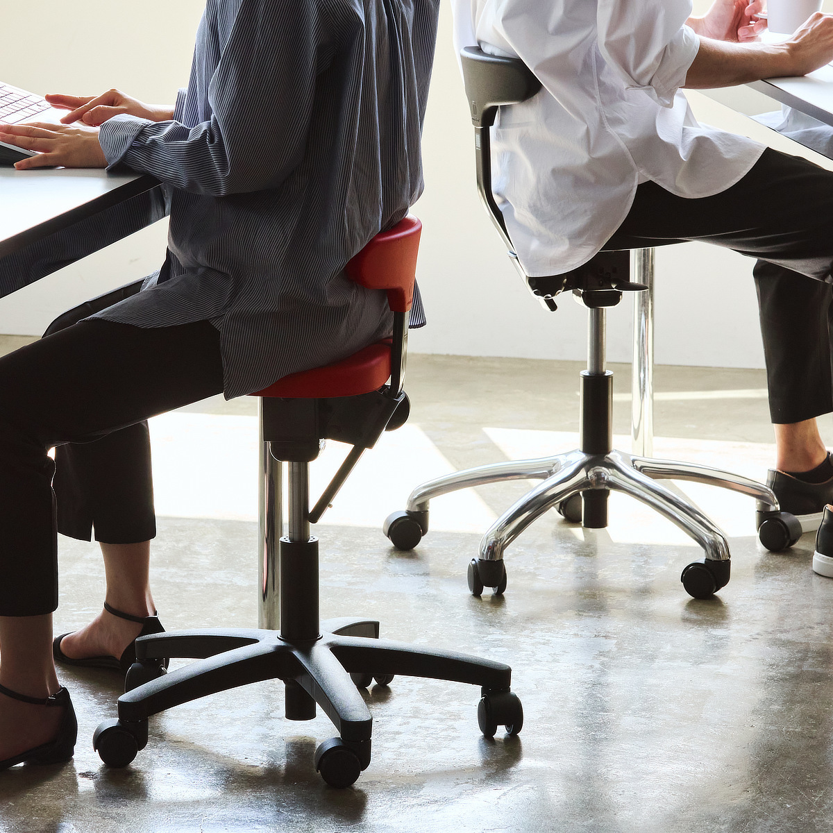 腰痛ワーカー、感涙 カラダが覚える、いい姿勢と体幹の使い方 | MONOCO