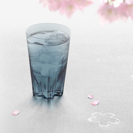 365日、テーブルに“サクラ”咲く。｜グラスを持ち上げると、桜型の水滴