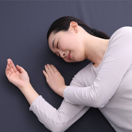 寝室のエアコン温度論争、フットンだ～！｜暑がりさんも寒がりさんも一緒にいい夢を
