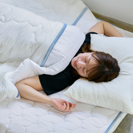 寝室のエアコン温度論争、フットンだ～！｜暑がりさんも寒がりさんも一緒にいい夢を