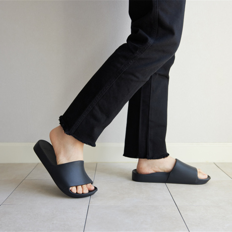 スニーカー感覚！ “健幸ビーサン”｜理学療法士が開発、世界600万人の足を支える