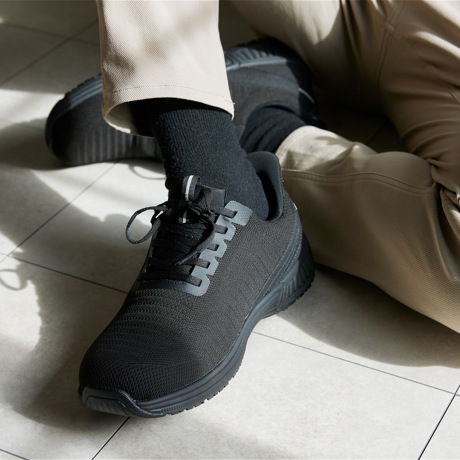 歩く足に、科学のスニーカーを｜スッと履けて、すっぽりフィット