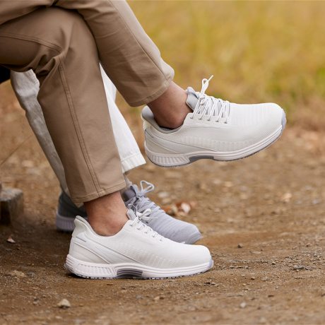 歩く足に、科学のスニーカーを｜スッと履けて、すっぽりフィット