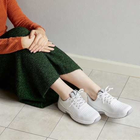 歩く足に、科学のスニーカーを｜スッと履けて、すっぽりフィット