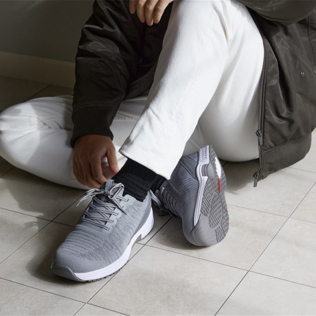 歩く足に、科学のスニーカーを｜スッと履けて、すっぽりフィット