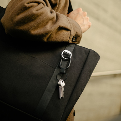 “TECHトート“とスマート通勤｜大小のガジェットに住所が決まる、自立する