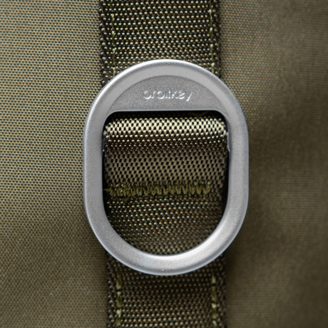 “TECHトート“とスマート通勤｜大小のガジェットに住所が決まる、自立する