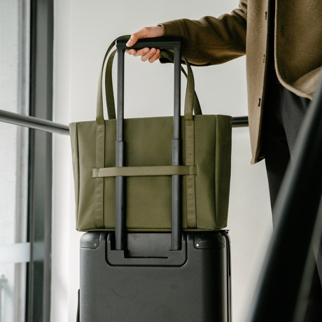 “TECHトート“とスマート通勤｜大小のガジェットに住所が決まる、自立する