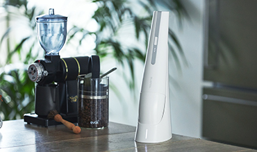 “ミニマム掃除機”、ワンアクションで隅々まで！ | リビングに馴染むデザイン、ゴミに気づいたら即吸引