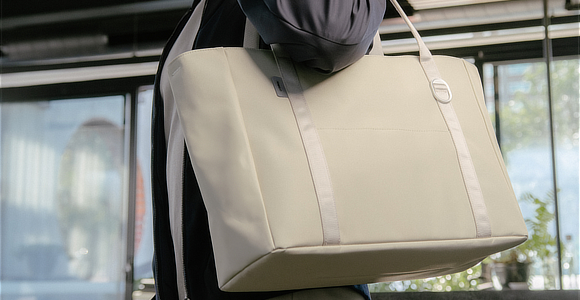 “TECHトート“とスマート通勤｜大小のガジェットに住所が決まる、自立する