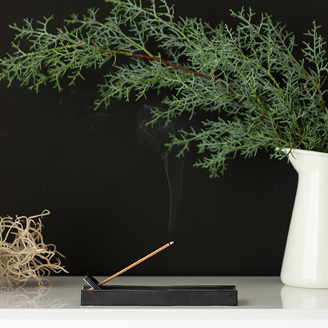 あなたの部屋が“エグゼクティブスイート”に｜伝統の薫香技術が生む「香り」で、空間の模様換え