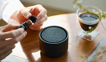 その香りの、“ありのまま”を風で運ぶ | フチを押すだけで、静かにスイッチON