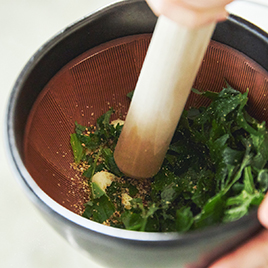 “あたらしいレシピ”が生まれる「すり鉢」｜鉢の中で玉子サンドやポテトサラダが完成！