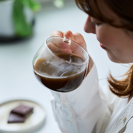 1日の終わりに、心鎮める一杯を|期待吸収率3〜5倍、「水溶性CBD」配合ほうじ茶