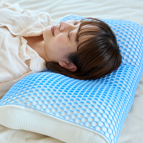熱帯夜、“ひんやりスキマ“で熱こもらーず｜ハニカムジェルで支えて、首・頭にむにゅフィット