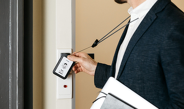 ぼくはワイヤーマン、四方八方スムーズタッチ！ | オフィスも改札もスイスイ、「本革製IDホルダー」