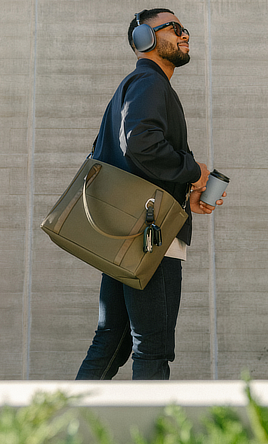 “TECHトート”とスマート通勤｜大小のガジェットに住所が決まる、自立する