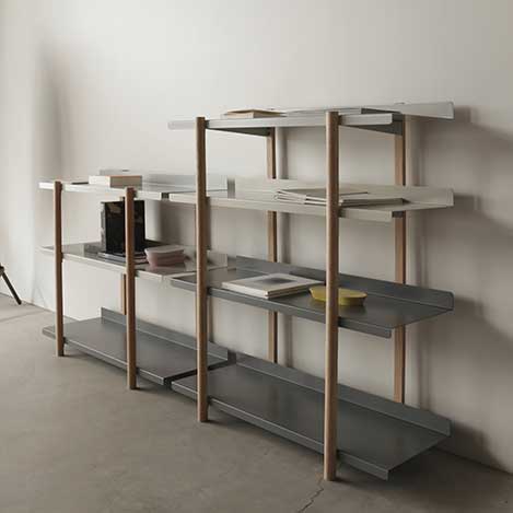 私たちが、部屋に“グラデーション”を求める理由｜色違いの棚板を入れ替えるたびに、新鮮な空間づくり