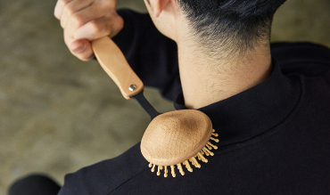 肩甲骨もほぐせる、“直感的”タントン | 竹ピンブラシの「しなり」で、私にジャストな力加減