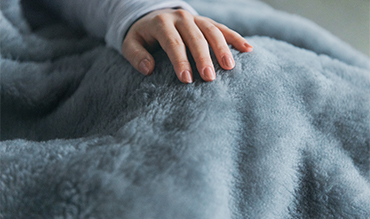 “癒しグレー”が叶える、あったか快眠空間 | ふんわり毛足1.7㎝のメリノウールが気持ちいい