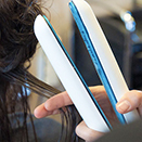 新発見！｢氷点下ヘアアイロン｣がツヤ髪を生む｜熱も電気も不要。“氷”で挟んで、髪の潤いをキープ