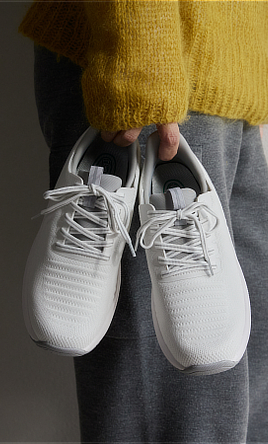 歩く足に、科学のスニーカーを｜スッと履けて、すっぽりフィット