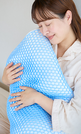 熱帯夜、“ひんやりスキマ“で熱こもらーず｜ハニカムジェルで支えて、首・頭にむにゅフィット