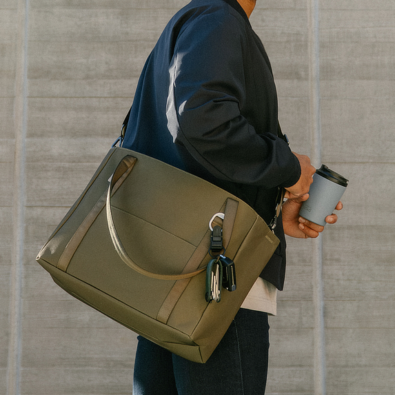 “TECHトート”とスマート通勤｜大小のガジェットに住所が決まる、自立する