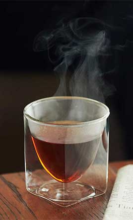 四角い空間に浮かぶ、いつもと違う一杯｜見る角度で表情を変える「ダブルウォールグラス」