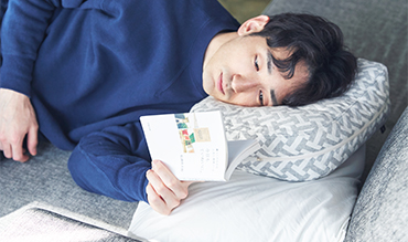 ベッドで、至福の“ダラダラ時間” | 横向き寝の姿勢をサポート、スマホや本が楽に読める